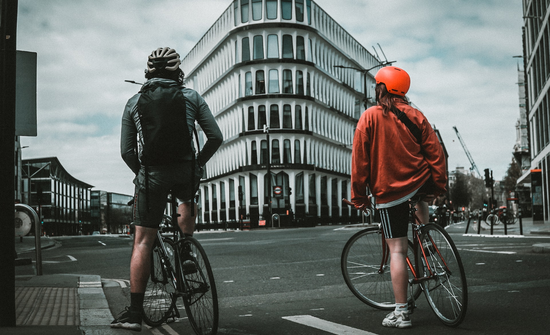 2 mensen die de fiets naar het werk nemen. Zij komen waarschijnlijk in aanmerking voor een fietsvergoeding